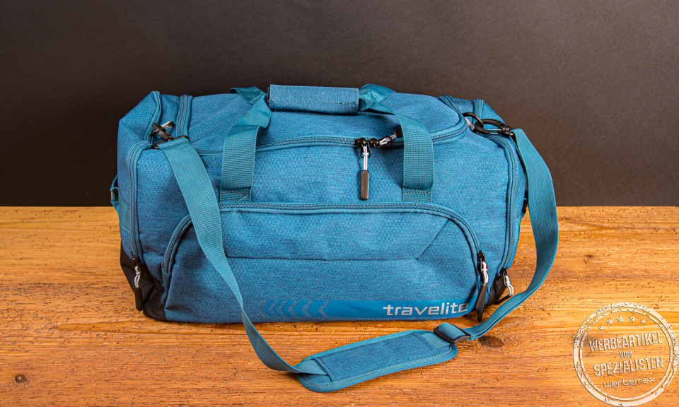 Travelite Reisetasche M KICK OFF in petrol – robuste Sport- und Freizeittasche aus Polyester als Werbeartikel mit Logo für Reisen und Kurztrips.