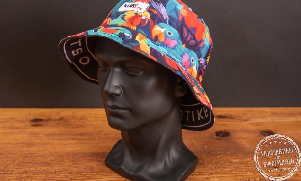 Bunt bedruckter Fischerhut auf einem Modelkopf, vollfl&auml;chiger Sublimationsdruck f&uuml;r hochwertige Bucket Hats als Werbegeschenke und Event-Merch.