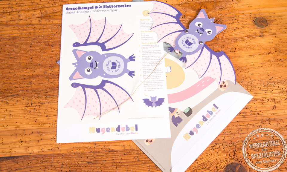Fledermaus-Bastelset von Hugendubel mit Bastelbogen und fertiger Hampelfledermaus, entwickelt als kindgerechter Werbeartikel.
