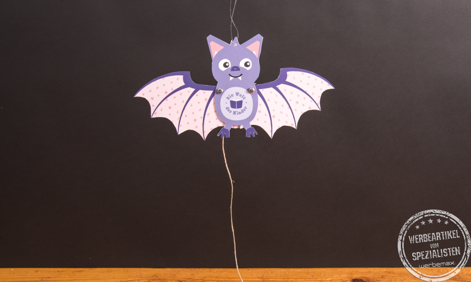 Lila Fledermaus-Hampelfigur aus dem Hugendubel-Halloween-Bastelset, entwickelt als kreativer Werbeartikel f&uuml;r Kinder.