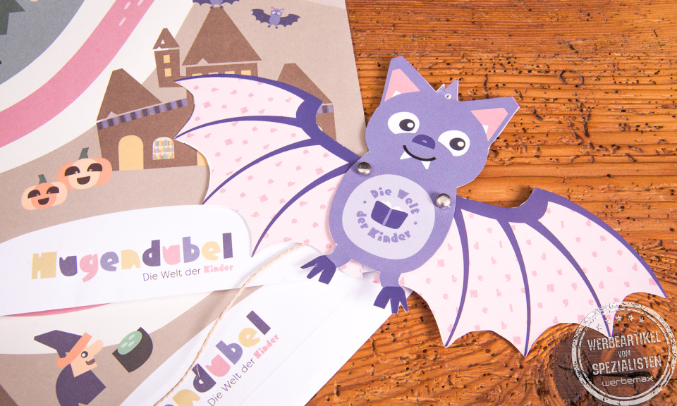 Detailaufnahme der lila Fledermaus aus dem Hugendubel-Bastelset f&uuml;r Kinder mit Halloween-Motiven und Illustrationen.