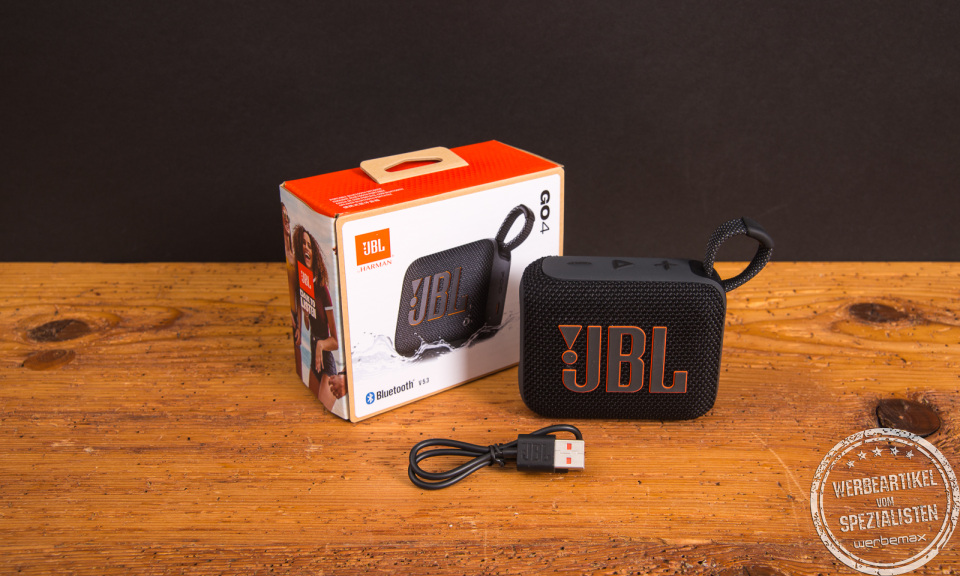 JBL GO 4 Bluetooth Lautsprecher mit Verpackung und USB-Kabel – kompakter, wasserfester Speaker als moderner Werbeartikel und Mitarbeitergeschenk mit Logo