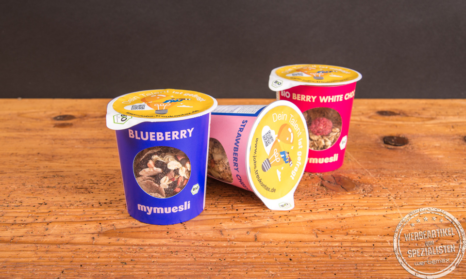mymuesli Müsli to go Becher mit Werbedruck auf dem Deckel – nachhaltige Werbegeschenke mit Markenwirkung.