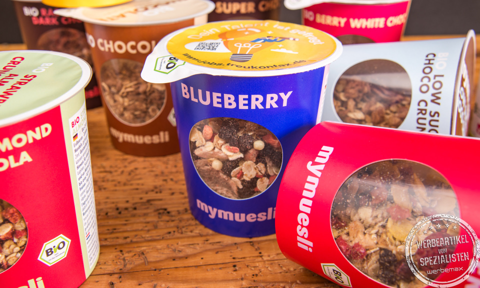 mymuesli Blueberry M&uuml;sli im to go Becher &ndash; detailreiches Produktfoto f&uuml;r Werbegeschenke.