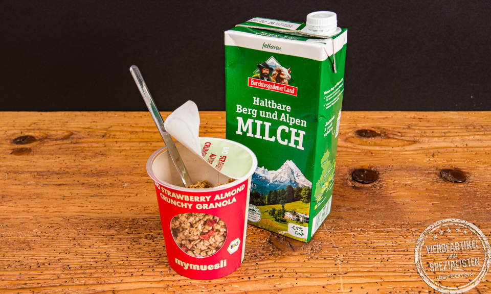 Bio-M&uuml;sli von mymuesli im to go Becher mit Milch &ndash; ideal als Giveaway oder Mitarbeitergeschenk.