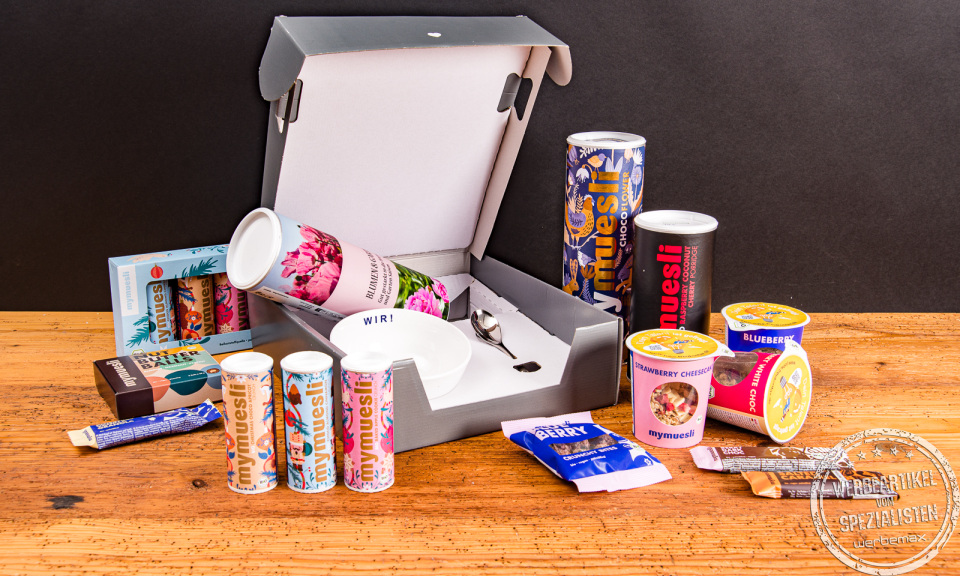 mymuesli Geschenkbox mit M&uuml;slibecher to go, Dosen und Snacks &ndash; kreative Idee f&uuml;r Mitarbeiter- und Kundenpr&auml;sente.