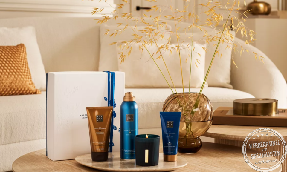 Rituals Hammam Gift Set M mit Pflegeprodukten und Kerze als hochwertiges Wellness-Mitarbeitergeschenk im Wohnzimmerambiente.