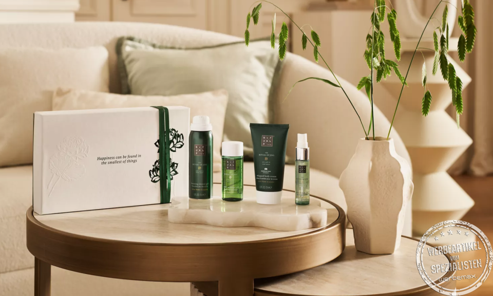 Rituals Jing Geschenkset mit Pflegeprodukten und eleganter Geschenkbox auf modernem Wohnzimmertisch &ndash; ideales Mitarbeitergeschenk.