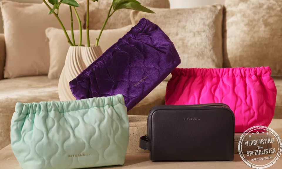 Rituals Kosmetiktaschen in verschiedenen Farben als Erg&auml;nzung zum Yozakura Geschenkset L f&uuml;r hochwertige Mitarbeitergeschenke.