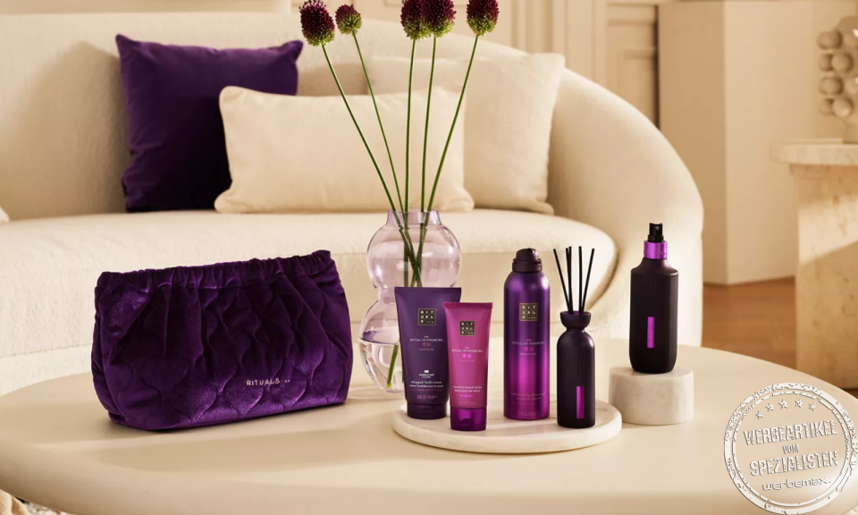 Rituals Yozakura Geschenkset L mit Pflegeserie und Kosmetiktasche als edles Wellness-Mitarbeitergeschenk im Wohnambiente.