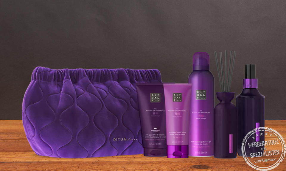 Rituals Yozakura Geschenkset L mit violetter Kosmetiktasche, Duschschaum, Body Cream, Handbalsam, Raumduft und Duftstäbchen als hochwertiges Wellness-Mitarbeitergeschenk.