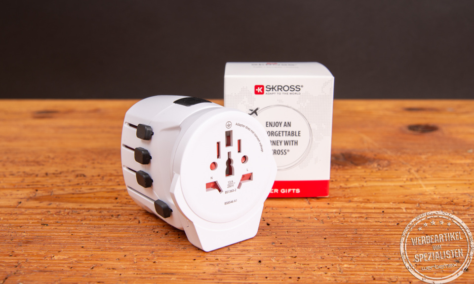 SKROSS PRO World USB Reiseadapter mit Verpackung – hochwertiger Universal-Reiseadapter als Werbeartikel für internationale Geschäftsreisen.