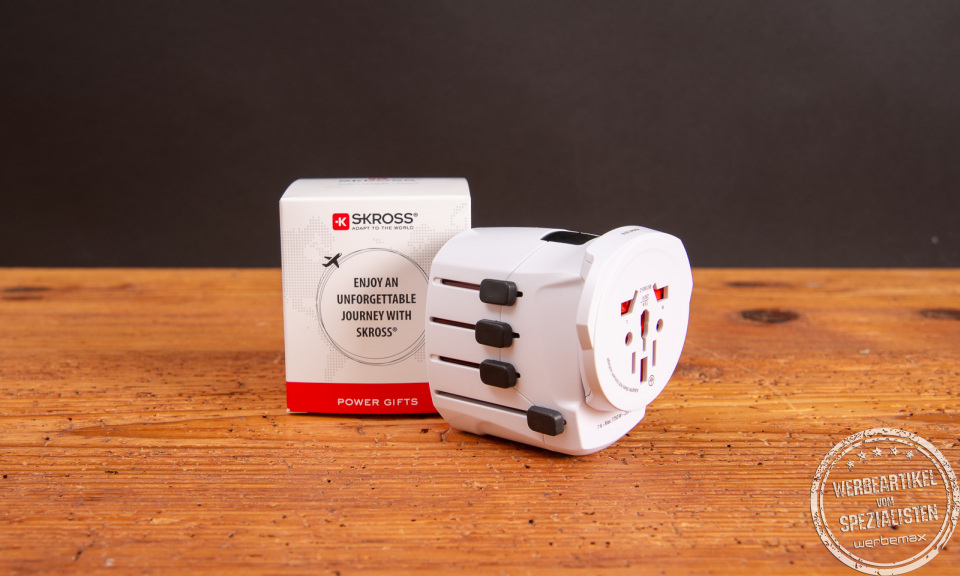 SKROSS PRO World USB Reiseadapter mit Verpackung &ndash; hochwertiger Universal-Reiseadapter als Werbeartikel f&uuml;r internationale Gesch&auml;ftsreisen.