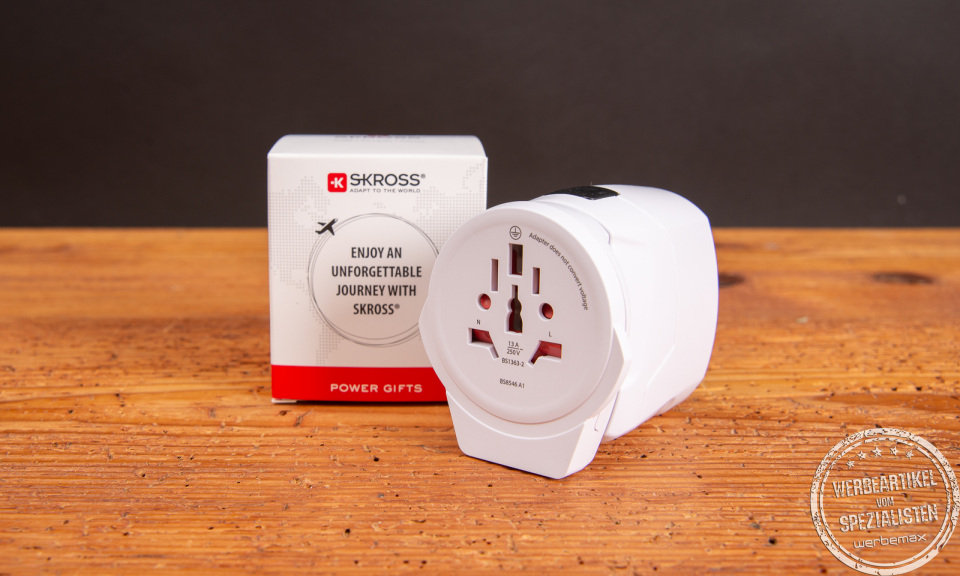 SKROSS PRO World USB Reiseadapter frontal mit Originalverpackung – Premium-Reiseadapter für Firmenkunden und Werbegeschenke.