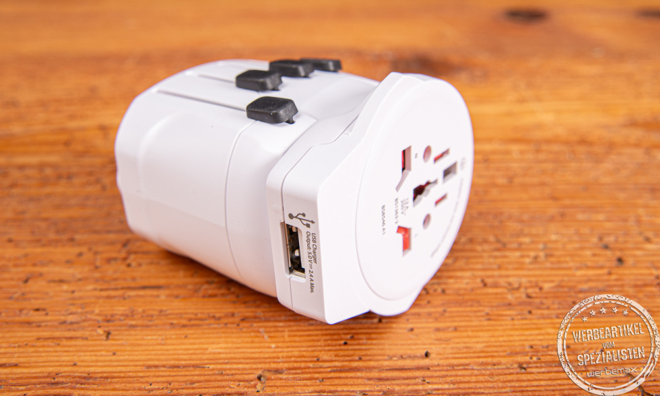 SKROSS PRO World USB Reiseadapter Seitenansicht mit USB-Anschluss – universeller Reiseadapter als praktischer Werbeartikel für Reisende.