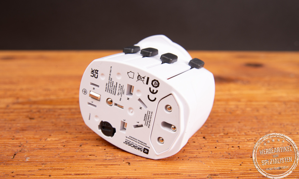 Rückseite des SKROSS PRO World USB Universaladapters mit internationalen Steckernormen – professioneller Reiseadapter als Werbegeschenk für global agierende Unternehmen.