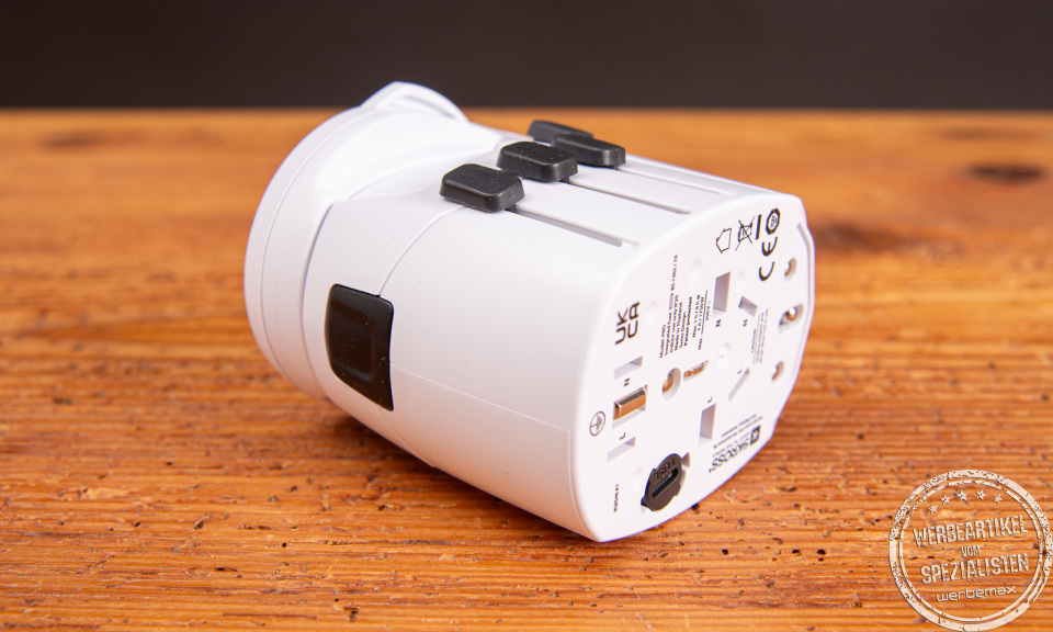 Rückseite des SKROSS PRO World USB Universaladapters mit internationalen Steckerstandards – idealer Werbeartikel für globale Nutzung.