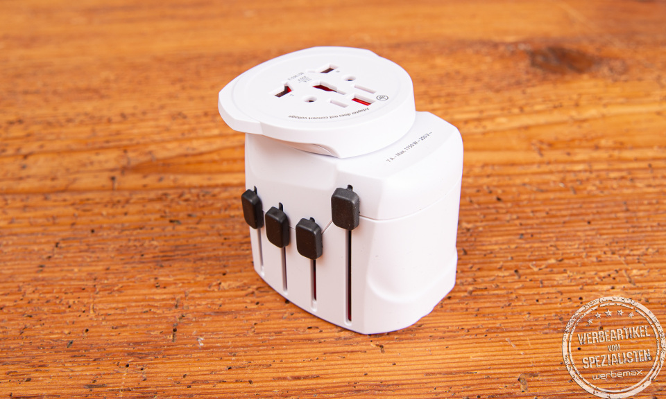 SKROSS PRO World USB Reiseadapter mit ausgefahrenen L&auml;ndersteckern &ndash; kompakter Universaladapter f&uuml;r weltweite Gesch&auml;ftsreisen und Werbegeschenke.