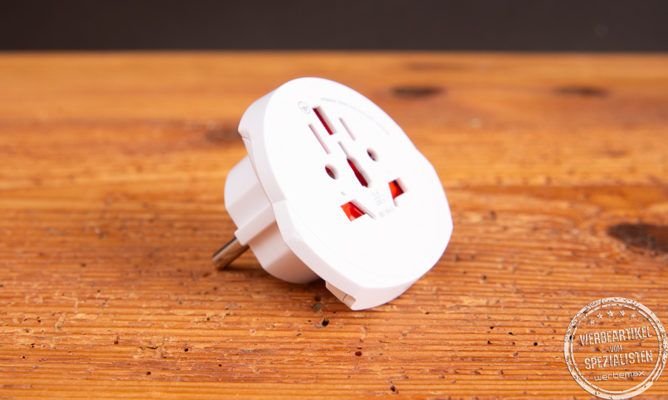 SKROSS World Adapter PRO+USB mit internationalen Anschl&uuml;ssen &ndash; hochwertiger Reiseadapter als Werbeartikel f&uuml;r weltweite Nutzung.