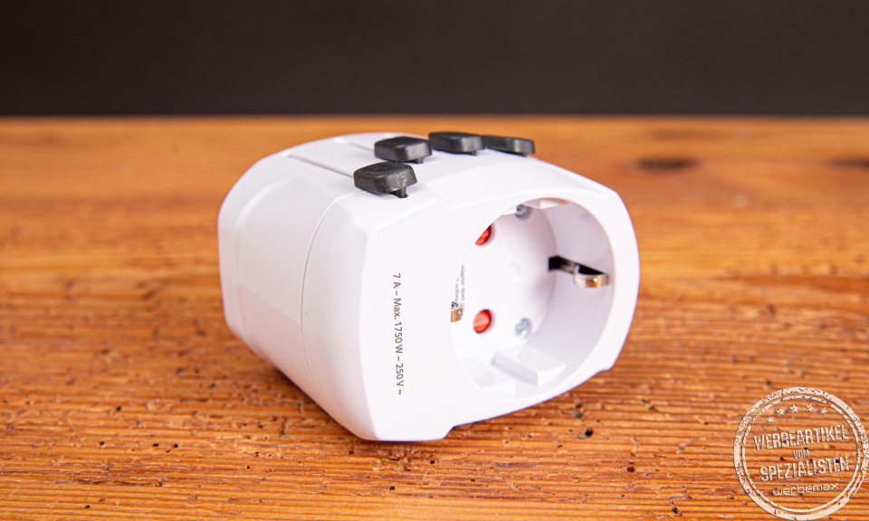 SKROSS World Adapter PRO+USB mit Europa-Stecker – praktische 3-Komponenten-Lösung für Geschäftsreisende und internationale Mitarbeiter.