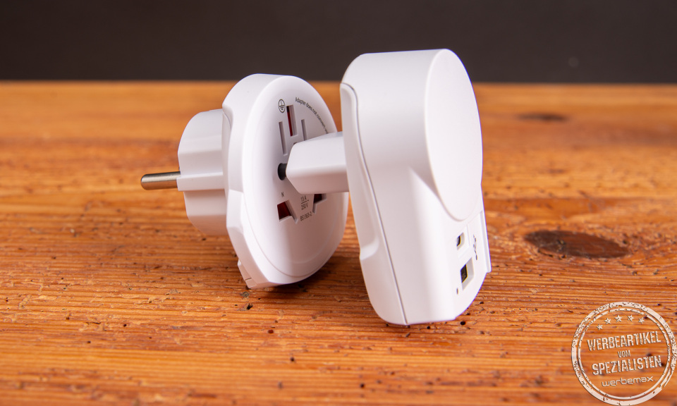 Internationaler SKROSS PRO+USB Reiseadapter mit Universalstecker – kompatibel mit über 205 Destinationen weltweit.