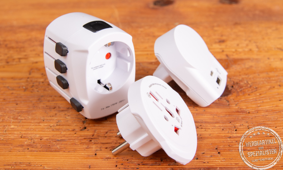 SKROSS PRO+USB Set mit Adapter Body, Europe Top und USB-Charger – vielseitiger Reiseadapter für weltweites Laden.
