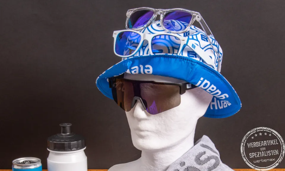 Gebrandeter Fischerhut und Sonnenbrillen von Elektro R&ouml;sler als auff&auml;llige Werbeartikel f&uuml;r Azubimesse und Recruiting.