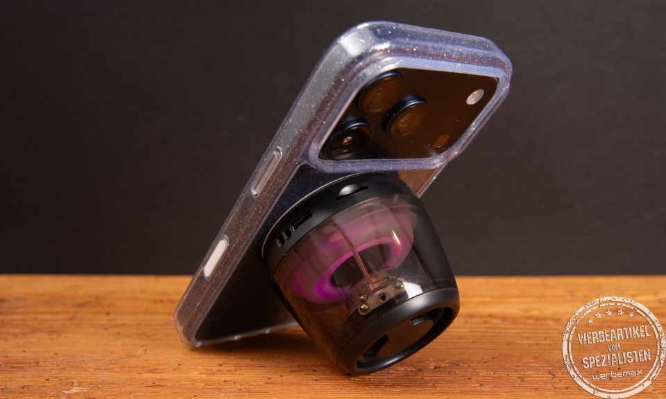 Bluetooth Lautsprecher mit MagSafe am Smartphone befestigt &ndash; kompakte Bluetooth Box als moderner Merch Artikel und Mitarbeitergeschenk