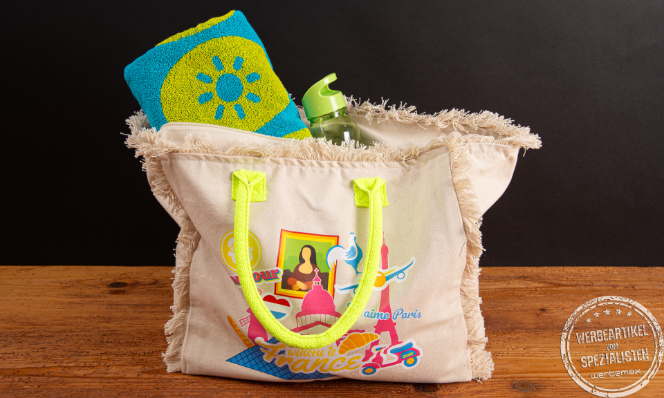 Strandtasche mit Logo als gro&szlig;fl&auml;chiger Festival Werbeartikel f&uuml;r Sommer-Events und Festival Merchandise.