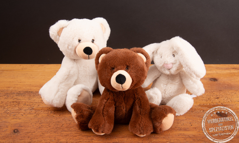 RecycelB&auml;r und RecycelHase als nachhaltige Pl&uuml;sch-Werbeartikel mit gestickten Augen.