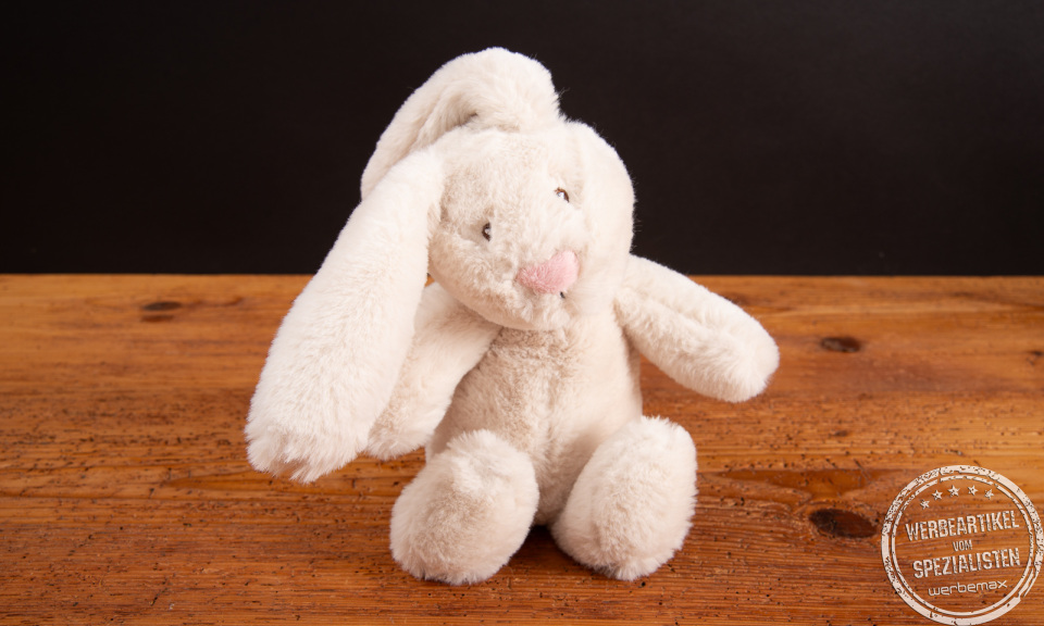 RecycelHase als nachhaltiger Pl&uuml;sch-Werbeartikel mit gestickten Augen.