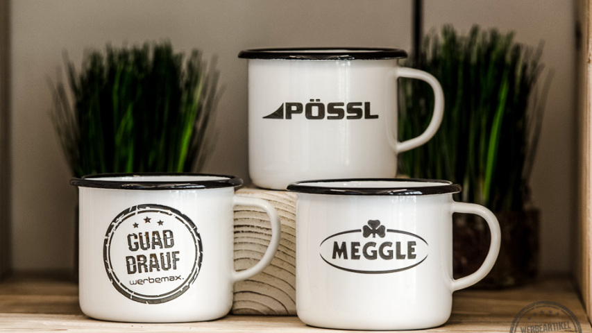 Drei Emaille Tassen mit Logogravur.