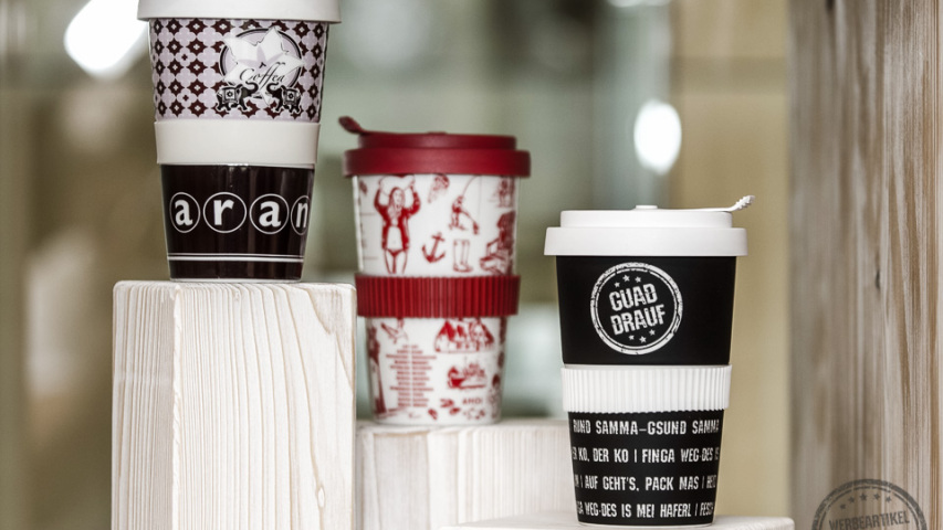 Drei coffe-to-go-Becher im werbemax Showroom.