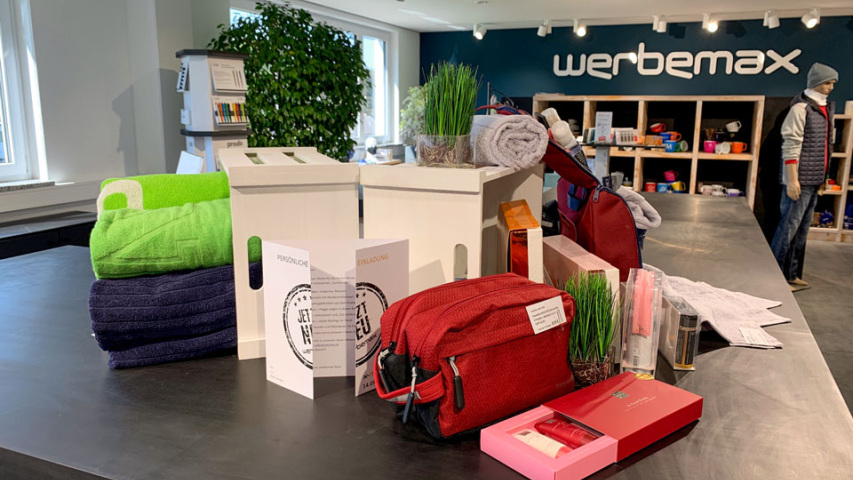Werbemax Showroom Theke mit Werbeartikeln.