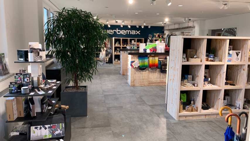 Blick in den werbemax Showroom mit Werbeartikeln.