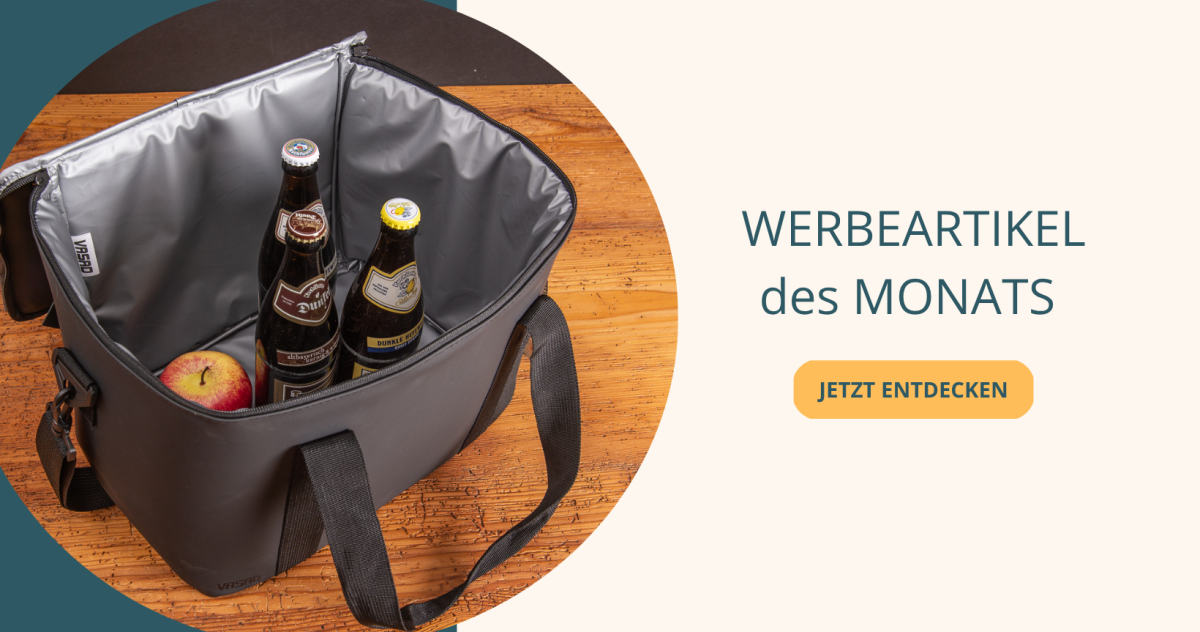 Vasad Kühltasche in schwarz geöffnet mit zwei Bierflaschen und einem Apfel als Werbeartikel des Monats.