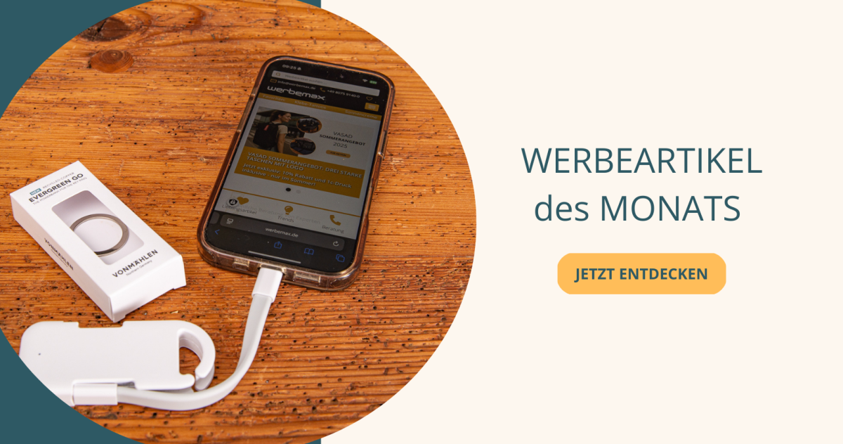 Mini-Powerbank Evergreen Go von Vonmählen mit Smartphone im Ladevorgang – praktischer Werbeartikel des Monats mit Logo-Möglich