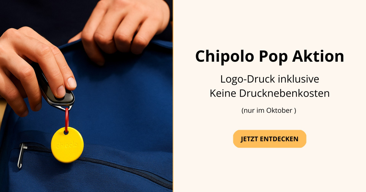 Person legt Autoschlüssel mit gelbem Chipolo-Schlüsselfinder in blauen Rucksack – praktischer Bluetooth-Tracker als Werbeartikel mit Logo zur einfachen Ortung von Schlüsseln, Koffern oder Taschen.