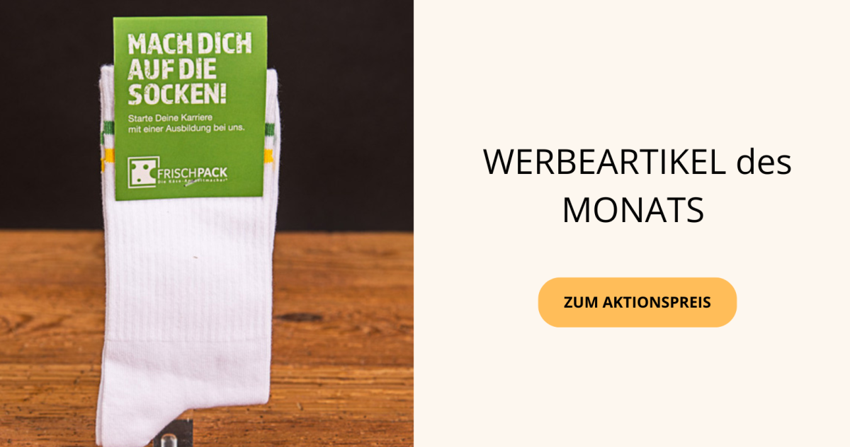 Weiße Tennissocken mit individuellem Branding und grünem Werbekarton „Mach dich auf die Socken!“. Präsentiert als Werbeartikel des Monats mit Aktionspreis – ideale Promotion-Socken für Azubi-Recruiting, Kunden oder Mitarbeiter.