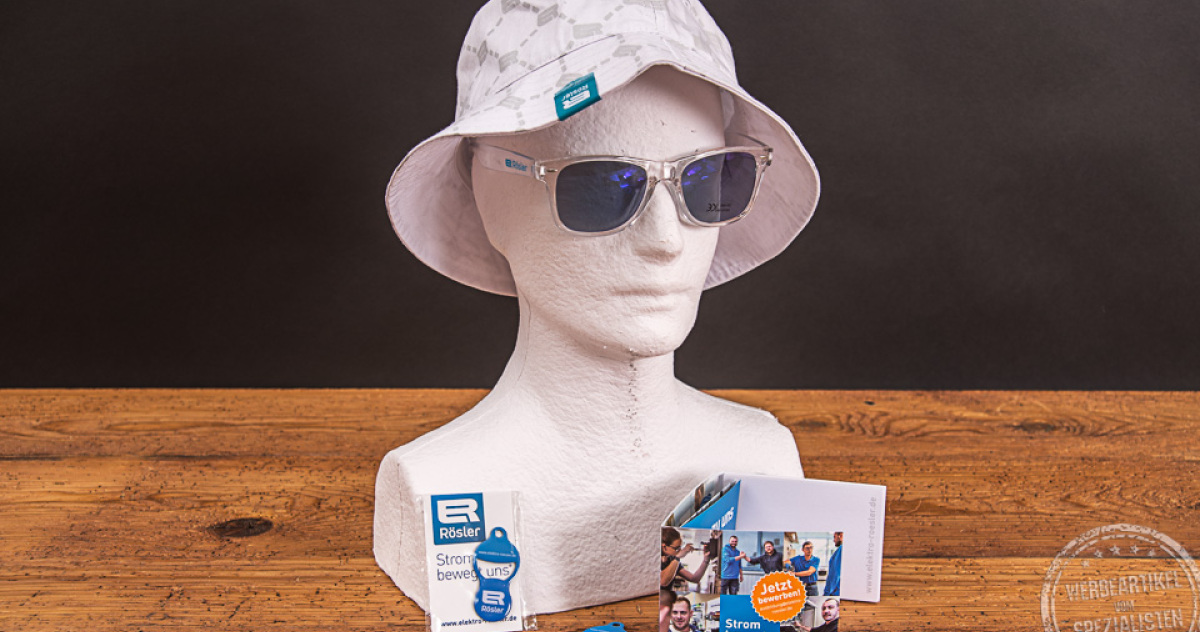 Fischerhut und Sonnenbrille von Elektro Rösler als kreative Recruiting-Werbeartikel, kombiniert mit Bewerbermarketing-Materialien.