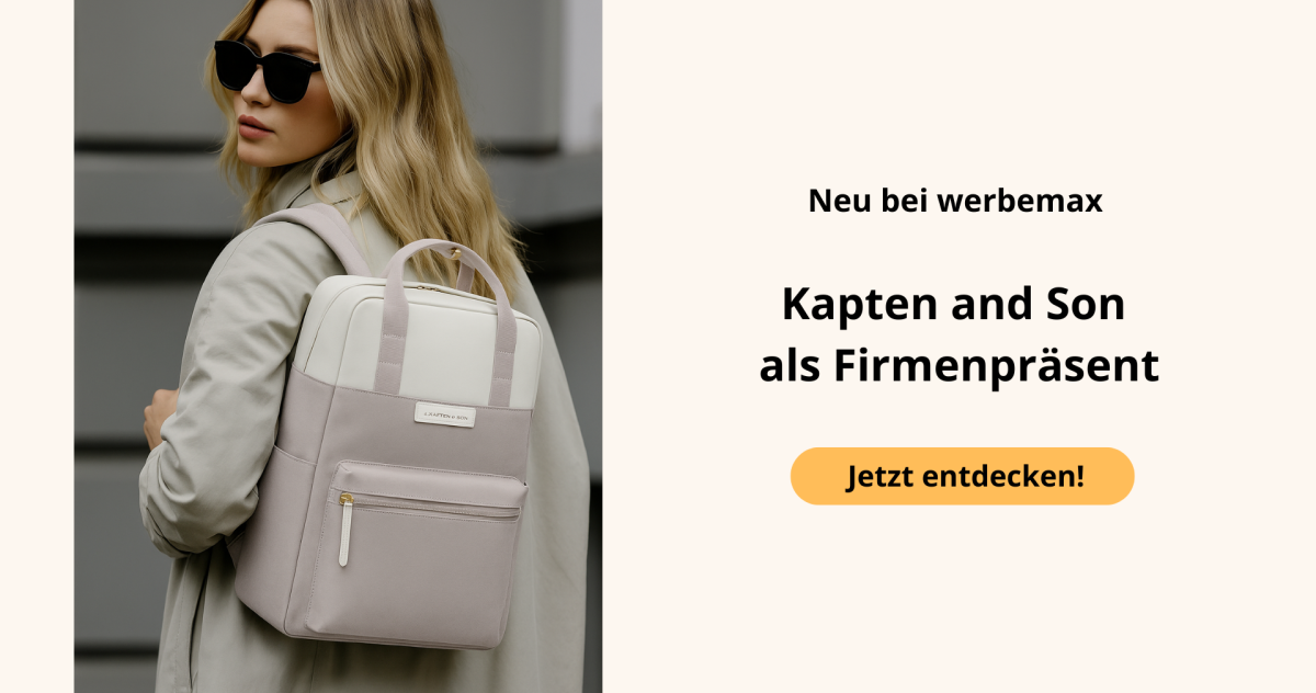 unge Frau mit Kapten & Son Rucksack in Muted Clay in modernem Streetstyle, ideal als hochwertiges Mitarbeitergeschenk oder Werbeartikel mit Logo.