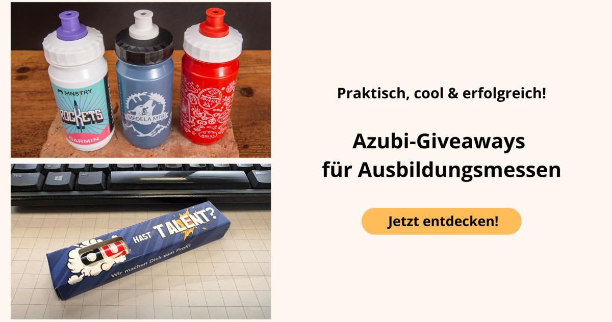 Azubi-Giveaways f&uuml;r Ausbildungsmessen: Bedruckte Trinkflaschen und ein kreatives Werbegeschenk auf einem Schreibtisch &ndash; praktische, coole Giveaways zur erfolgreichen Ansprache von Auszubildenden.