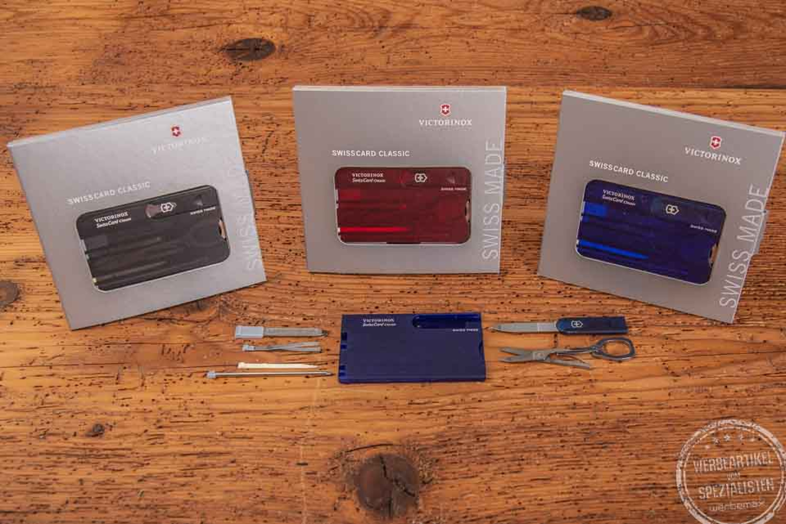 Mehrzweck-Werkzeug im Kreditkartenformat von Victorinox in rot, blau und grau