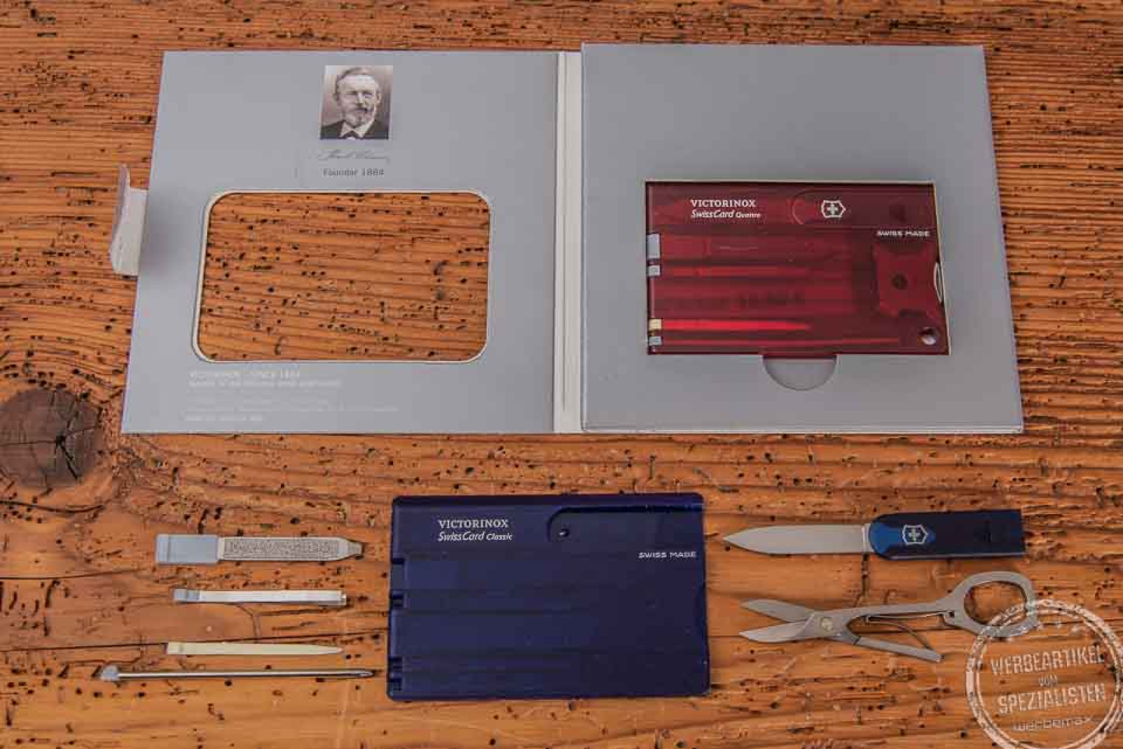 Mehrzweck-Werkzeug Swiss Card von Victorinox alle Werkzeuge ausgepackt auf einem Tisch