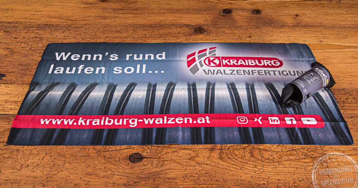 Ausgebreitetes ActiveTowel Handtuch mit Fotodruck Kraiburg Holding als nachhaltiges Mitarbeitergeschenk. 