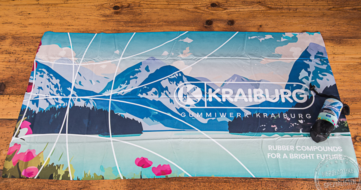 ActiveTowel Handtuch mit gro&szlig;fl&auml;chigem Fotodruck Kraiburg Holding als Mitarbeitergeschenk.