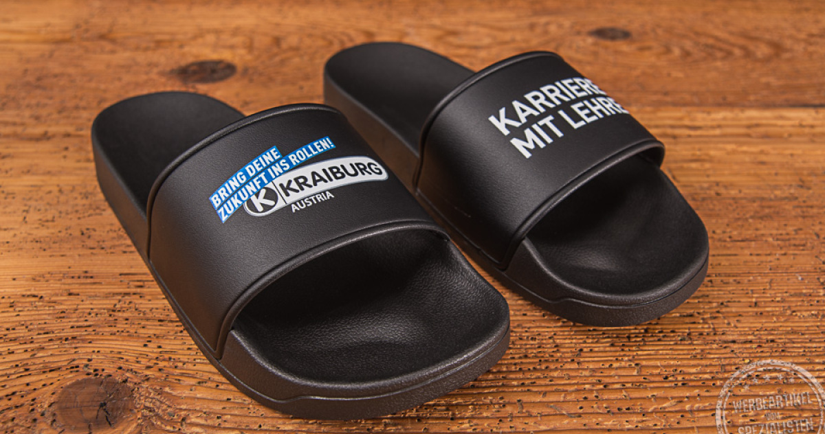 Schwarze Badeschuhe / Badeschlappen mit Logo Kraiburg Holding als Werbeartikel