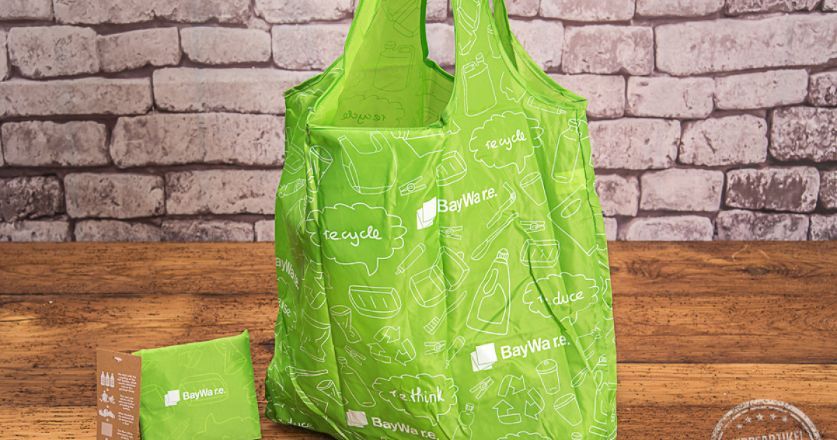 Zusammenfaltbare Einkaufstasche in Gr&uuml;n mit wei&szlig;em Logodruck aus rPET