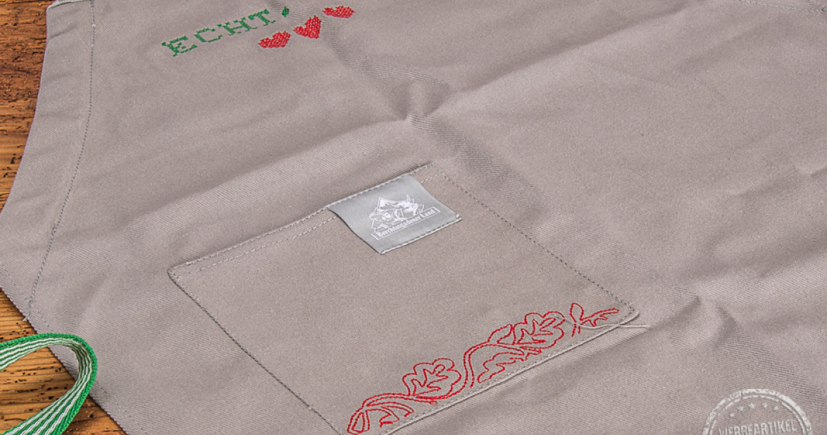 Bestickte Kochsch&uuml;rze in Nahaufnahme