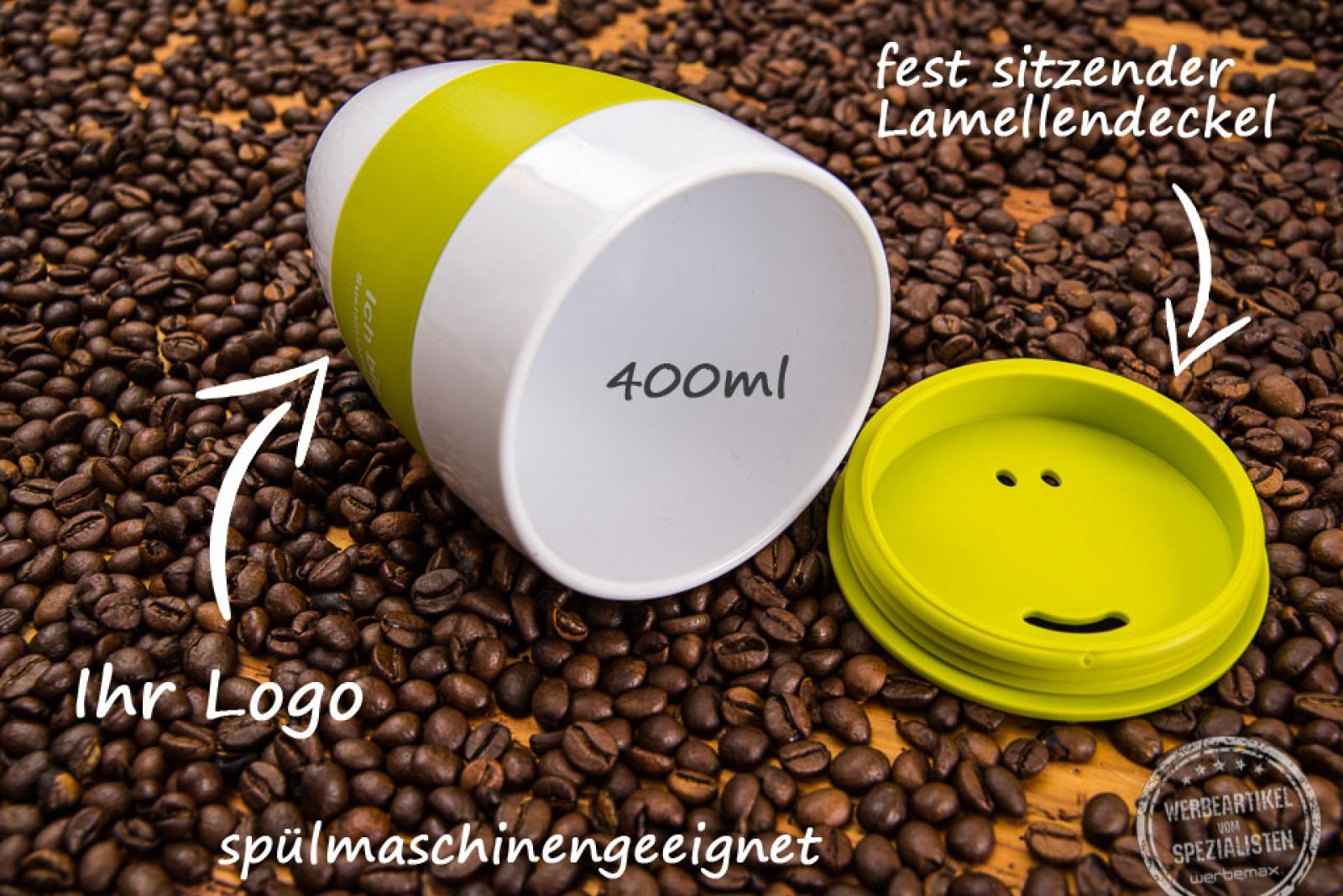 Kaffeebecher Aroma to go mit gelbem Deckel liegend auf Kaffeebohnen als Werbeartikel von werbemax